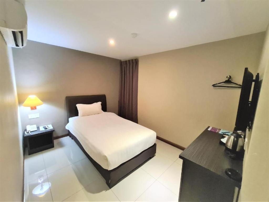 Merdeka Hotel Kluang Esterno foto