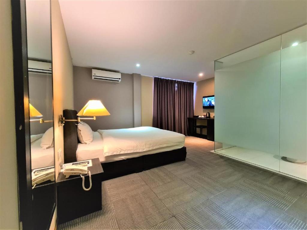 Merdeka Hotel Kluang Esterno foto