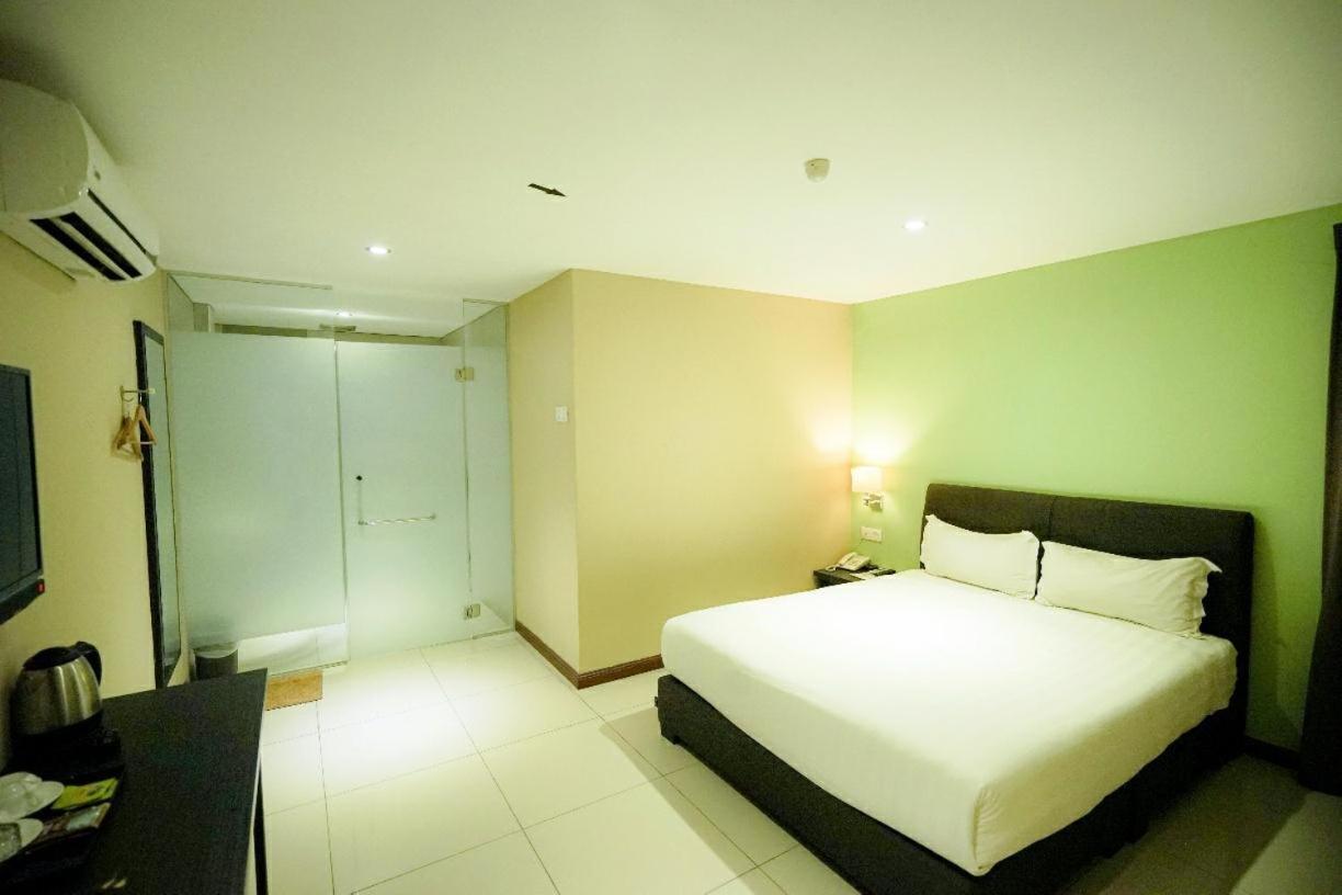 Merdeka Hotel Kluang Esterno foto