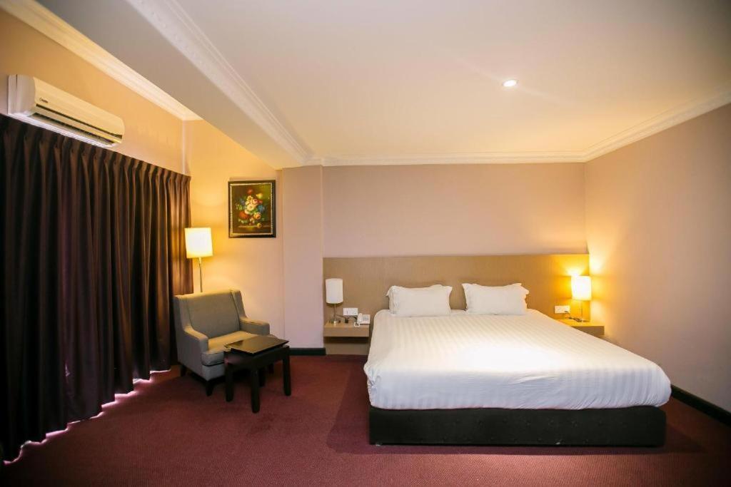Merdeka Hotel Kluang Esterno foto