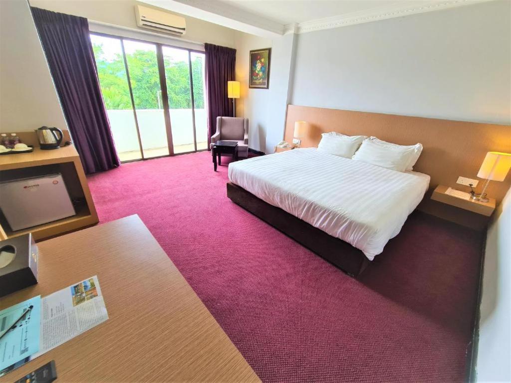 Merdeka Hotel Kluang Esterno foto