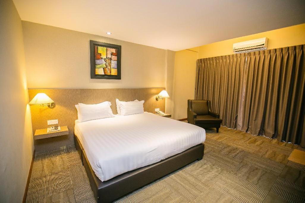 Merdeka Hotel Kluang Esterno foto