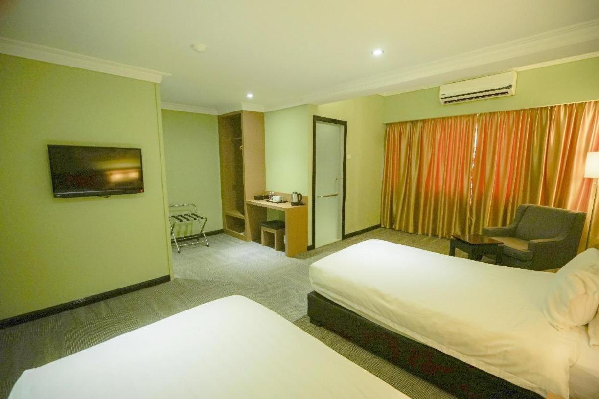 Merdeka Hotel Kluang Esterno foto