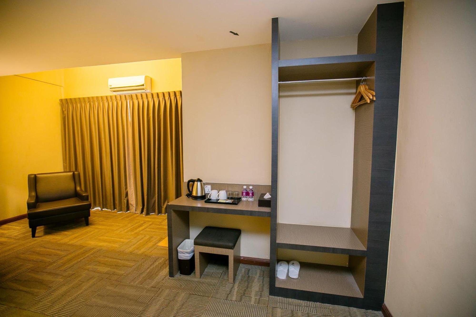 Merdeka Hotel Kluang Esterno foto